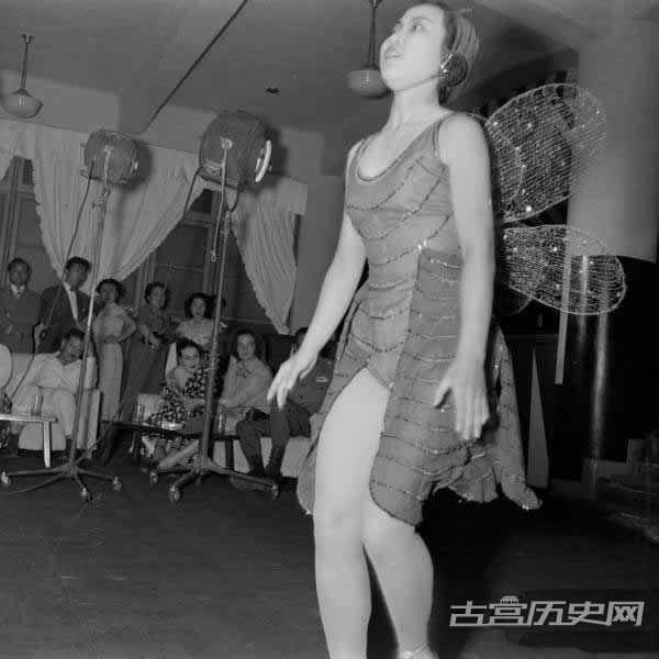 1953年韩国舞女欢送美国高官。