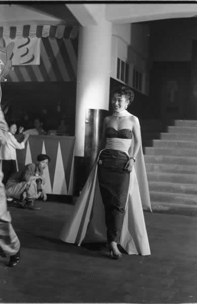 1953年韩国舞女欢送美国高官