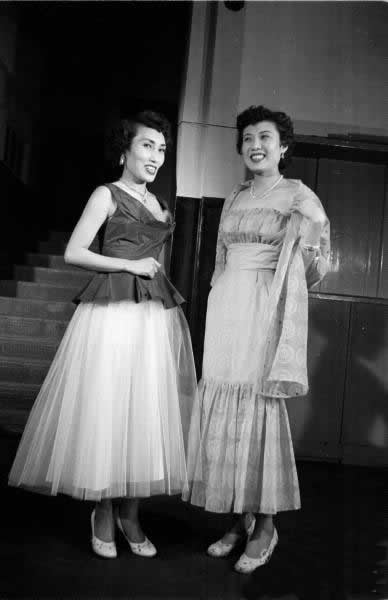 1953年韩国舞女欢送美国高官