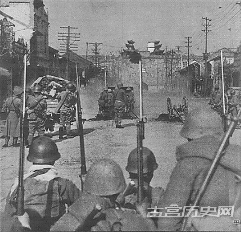 对中华门进行50米迫近攻击的野炮，镜头前世等待进宫的步兵。