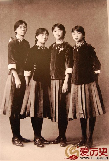 　1916年，林徽因(右一)与表姐妹们的合影。她们身上穿的是北京培华女子中学的校服。校服在当时是社会进步的一个象征，尤其是女性校服的出现。