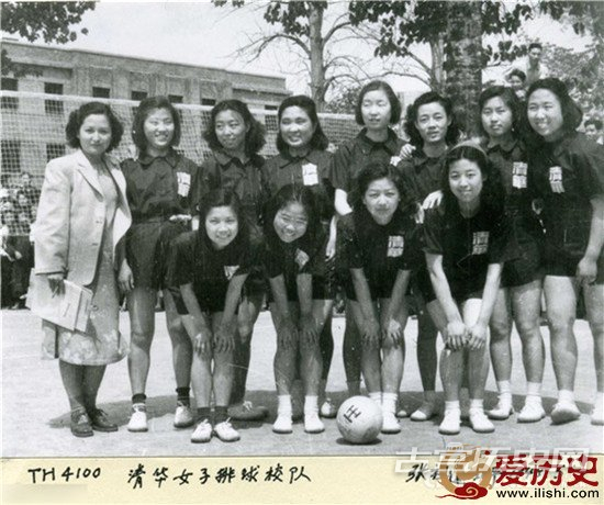 　1948年，北京清华大学，当时大学生穿着校服参加体育活动。 