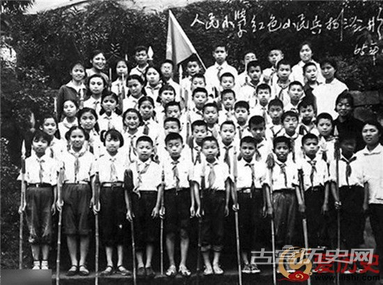 　1965年，“人民小学红色小明兵”合影，能够看出当年校服的风格特色。
