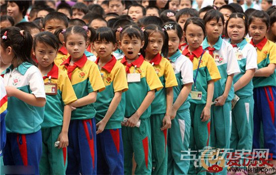 　2008年5月15日，广东省佛山市禅城区颖林学校学生为四川地震灾区捐款。该校学生大部分为外来务工人员子女，且有三分之一的学生家乡在四川。