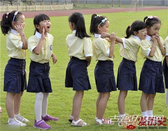 　2013年09月09日，江苏省南京市，一所学校里玩耍游戏的小学生。