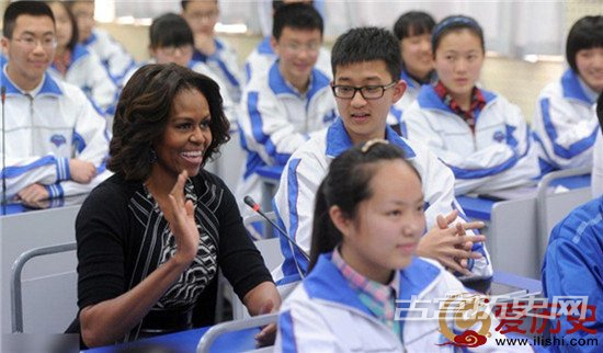 　2014年3月25日上午，米歇尔在成都七中通过学校的远程教育系统与温江二中的学生进行远程交流。