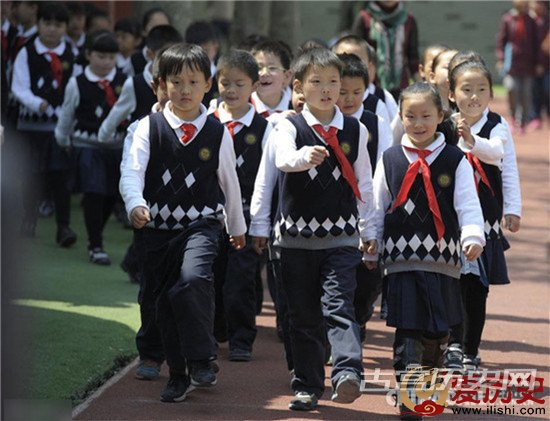 　2014年04月02日，江苏省南京市，一所小学学校校园里身穿校服的小学生。