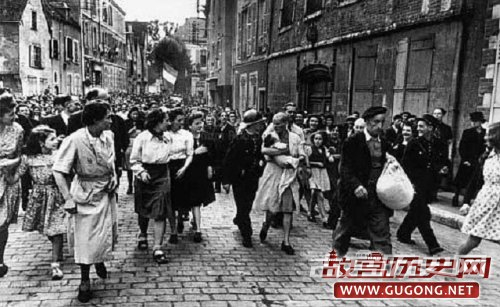 抱着德国人的“孽种”被剔成光头游街示众，备受凌辱。