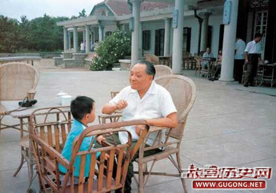 　邓小平最喜欢的是孩子。他有五个子女，四个孙辈。退休之后，他和孙辈们在一起的时间多了，他自己也变得年轻了。
