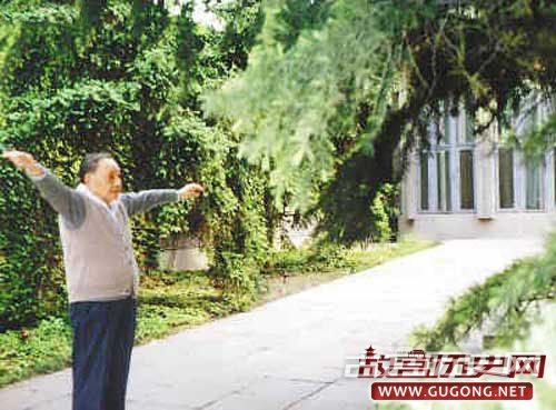 　邓小平是在1989年9月4日提出他的辞职要求的。辞职信写给党中央政治局。但是，直到11月9日全体中央委员同意了他的辞职之后，他才算是退休了。在当代中国的历史上，这一天是可以留下一页的。