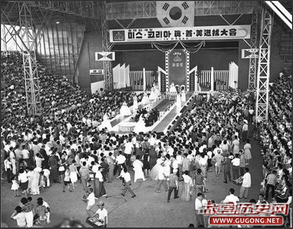 这是一个“撞脸”的时代，韩国通常被认为是始作俑者。而整容时代以前的韩国美女长什么样子呢?1955年，韩国为了体现女人的真善美，决定举行“韩国小姐”选美大赛。1957年5月19日，第一届“韩国小姐”选美大赛在首都汉城(今首尔)举行。比赛分为真、善、美三个竞赛部分，分别选出冠亚季军各一名。