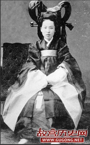 而一个多世纪前，从朝鲜半岛留下的影像中，也可以看到当时女人的相貌。图上人物据说是宫廷里的“明成皇后”。