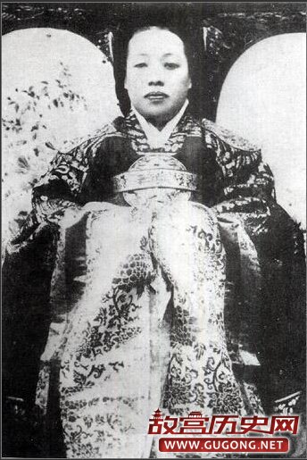 图为严贵妃。英亲王李垠生母，1906年，她倡导成立女子学校，对韩国近代教育事业做出了极大贡献。