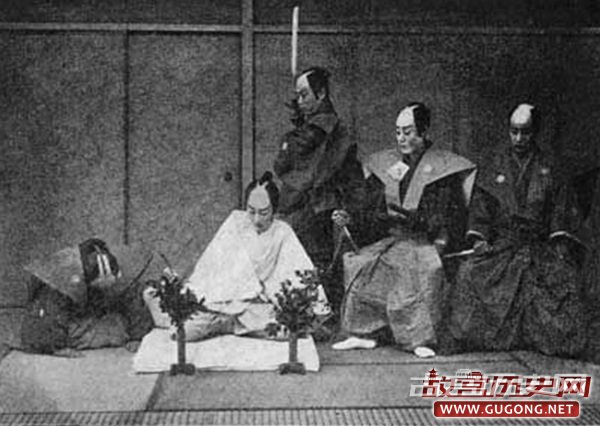 　穿着传统服装的日本切腹人(白衣者)，站在其后的是介错人。