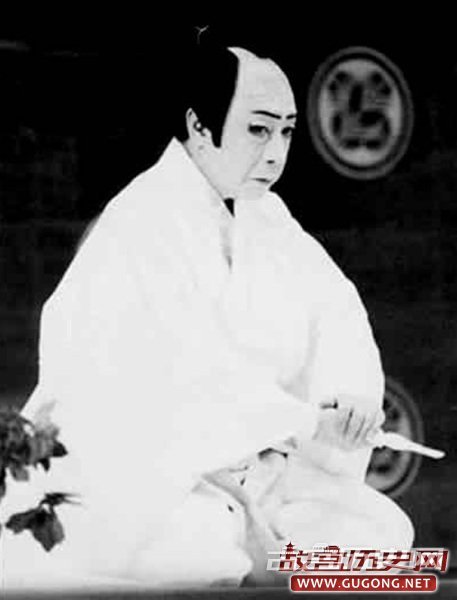 历史：剖腹是日本平安时代以后才广泛流传的自杀方法。