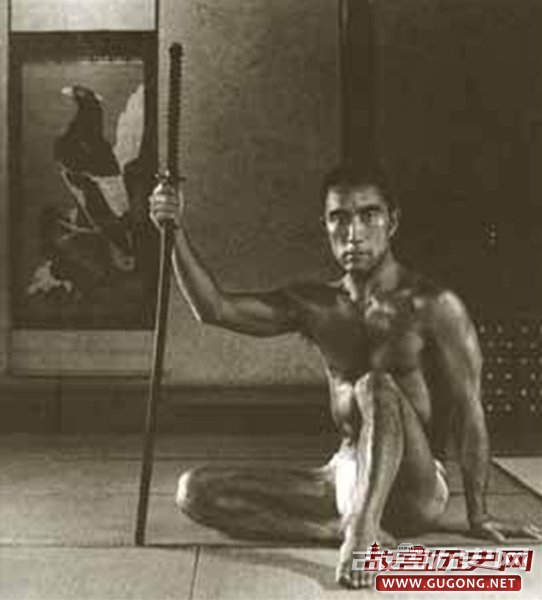 日本封建时期的武士如果被主君赐死，相比起纯粹的斩首，剖腹被视为最光荣的死法。