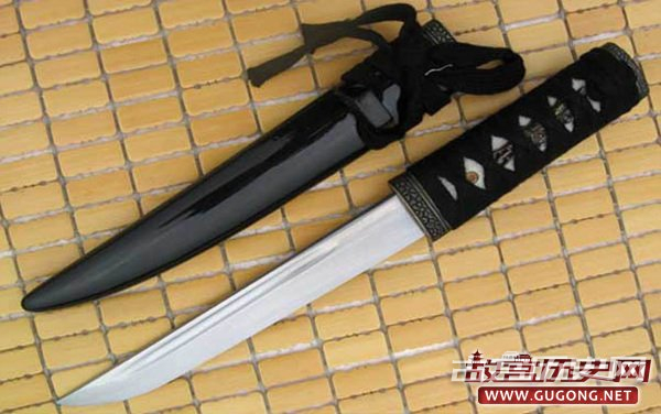 人们一般都把长的日本刀叫“武士刀”，把短的叫“切腹刀”，把素面白鞘刀称为“浪人刀”。
