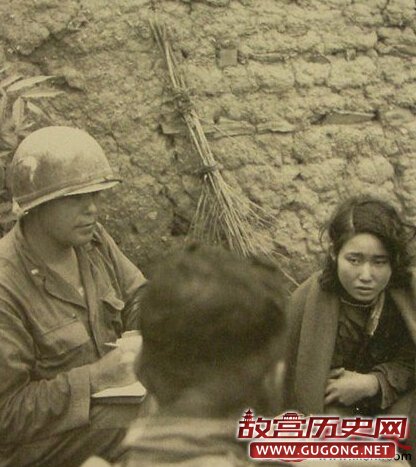 美军审问北朝鲜被俘的女性战士