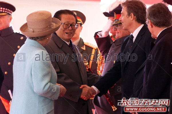 1999年10月19日中午，英国女王伊丽莎白二世为18日晚抵达伦敦的江泽民举行了盛大的欢迎仪式，热烈欢迎中国国家主席的来访。图为欢迎仪式上江泽民与时任英国首相的布莱尔握手