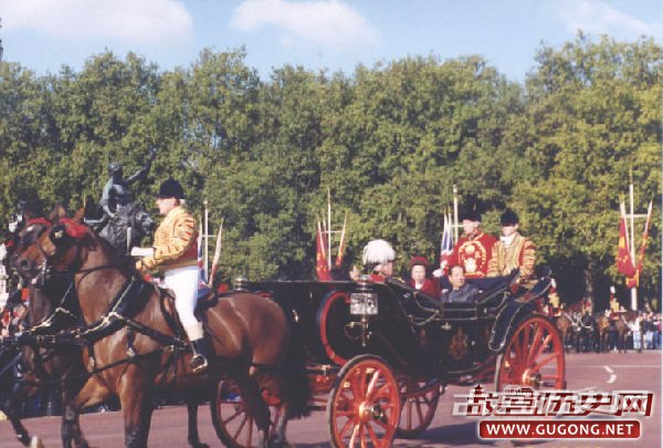 　1999年10月19日中午，英国女王伊丽莎白二世为18日晚抵达伦敦的江泽民举行了盛大的欢迎仪式，热烈欢迎中国国家主席的来访。图为陪同江泽民出访的钱其琛乘坐马车抵达白金汉宫，他的身边坐着的是安妮公主。 