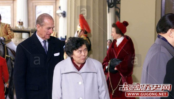 　1999年10月19日中午，英国女王伊丽莎白二世为18日晚抵达伦敦的江泽民举行了盛大的欢迎仪式，热烈欢迎中国国家主席的来访。