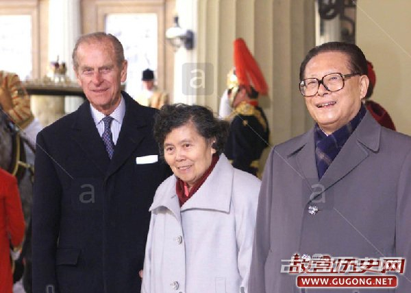 　英国女王伊丽莎白二世10月19日晚在白金汉宫举行盛大国宴，热烈欢迎中国国家主席江泽民及夫人王冶坪对英国进行国事访问。伊丽莎白女王在致辞中对江泽民主席作为第一位访英的中国国家元首对英国进行国事访问表示欢迎，并对1972年两国互派大使特别是1997年香港顺利回归中国后英中关系日益密切表示满意。