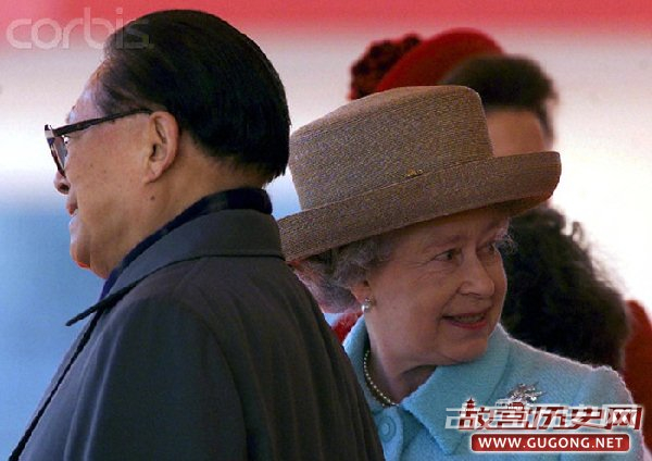 1999年10月19日中午，英国女王伊丽莎白二世为18日晚抵达伦敦的江泽民举行了盛大的欢迎仪式，热烈欢迎中国国家主席的来访。