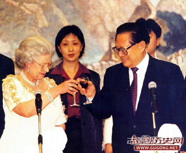 1999年10月19日中午，英国女王伊丽莎白二世为18日晚抵达伦敦的江泽民举行了盛大的欢迎仪式，热烈欢迎中国国家主席的来访。