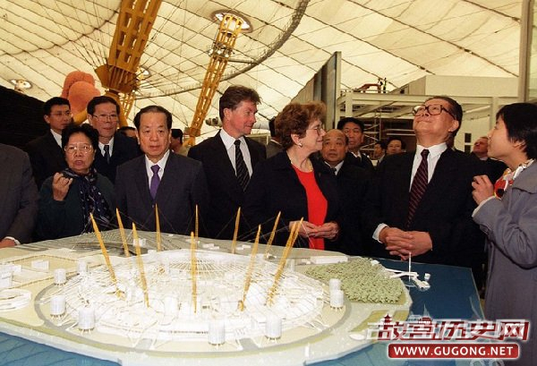 1999年10月20日，在英国访问的江泽民在格林威治参观为迎接新千年而修建的千年穹顶。