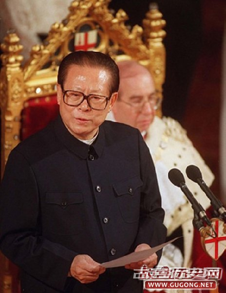 1999年10月20日，伦敦金融城市长莱文勋爵在市政厅为江泽民举行欢迎晚宴，图为江泽民在听取欢迎致辞。