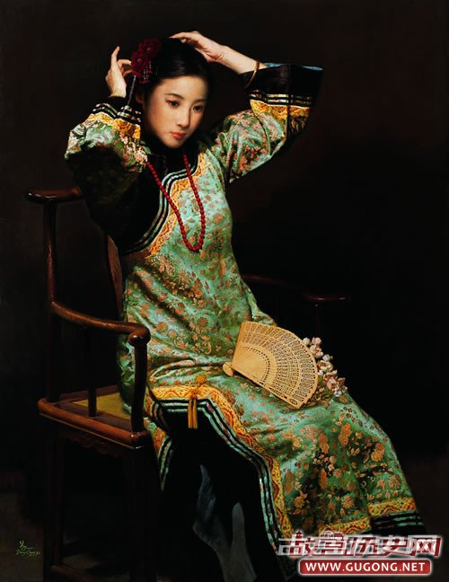 旗袍是女性服饰之一，源于满族女性传统服装，在20世纪上半叶由民国汉族女性改进。