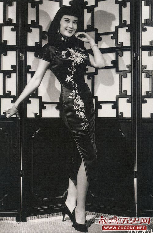 40年代是旗袍黄金时代在时间上的延续，旗袍式样更趋向于缩短衣长，减低领高，袖长短至肩下2-3寸，甚至没有袖子，外形如流线型。