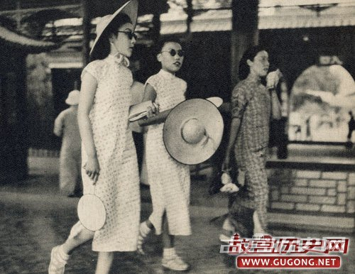 为旗袍的普及而作出贡献的应该是那些年轻的女学生们，她们穿着宽敞的旗袍，引起了各界妇女的羡慕，并纷纷被仿效。社会舆论也对此大加赞赏。于是，旗袍便成了当时中国女子最时髦的服装。