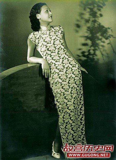 　30年代可以说到达了旗袍的黄金期,这时的旗袍不但盛行，而且样式也不断翻新。