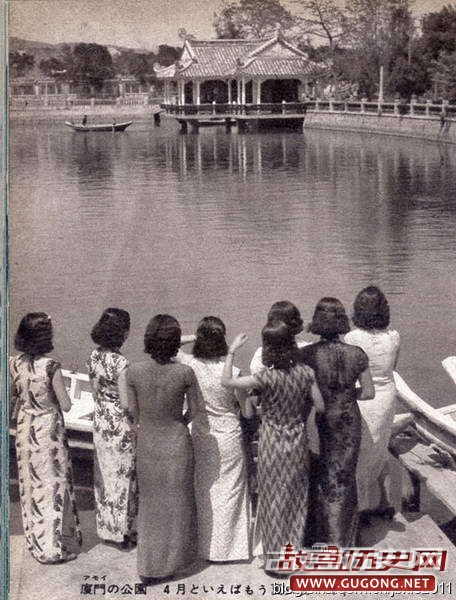 　8位穿着各色旗袍的女性在厦门的公园(1939)