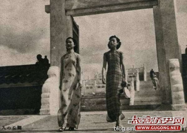 在天坛公园里的两位旗袍美女(1941)