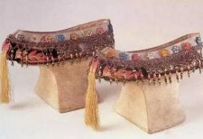  古代高跟鞋：满族女人的花盆底鞋跟最高25厘米 