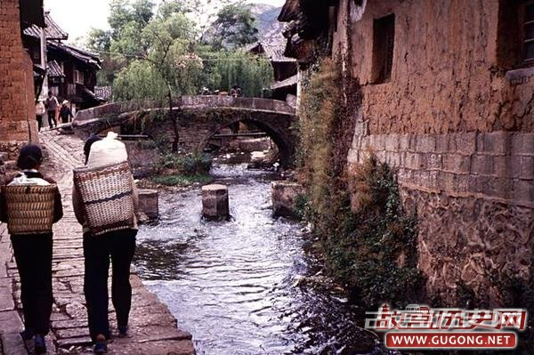 丽江古城老照片：依山傍水的丽江古城 1994年
