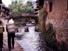 丽江古城老照片：依山傍水的丽江古城 1994年