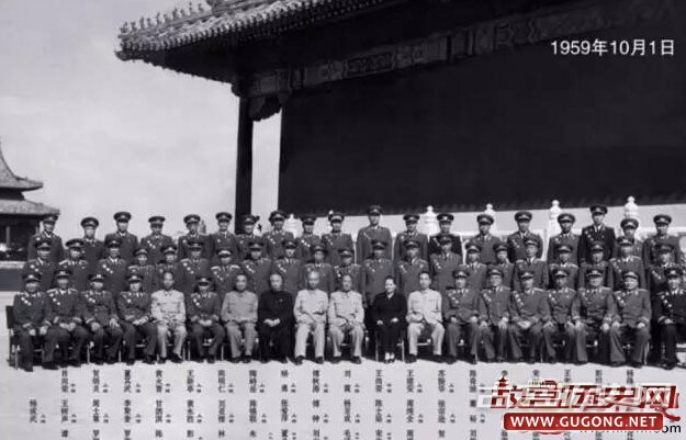 1959年国庆节，毛泽东与将帅合影，其中缺彭德怀、黄克诚、陈赓、张云逸。
