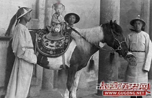 1880年，儿时的光绪在皇家护卫的照看下骑马。