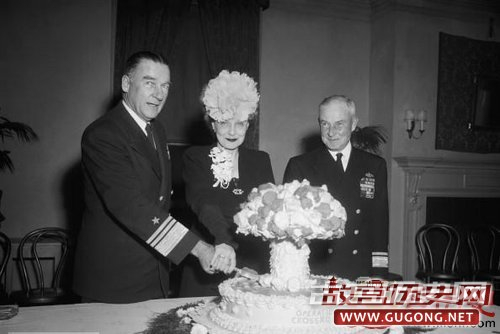 原子蛋糕，是由惠普公司副海军上将威廉布兰迪，他的妻子和一个在试验成功举行酒会少将弗兰克Dzh.Louri晋级。