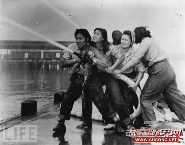 　从二战一开始，女兵就冲上了最前线。图为驻守珍珠港的女兵正在日军轰炸下奋力扑火。