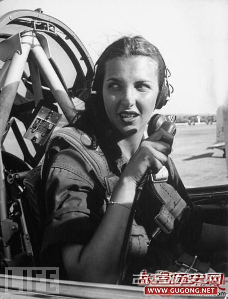 女飞行学员南希在教练机驾驶舱内与控制塔台交流。