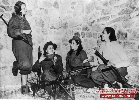 1944年11月，4名意大利反法西斯女游击队员在等待命令，准备协助盟军