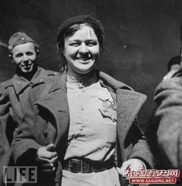 攻陷柏林后，苏联女兵自豪地展示军功章