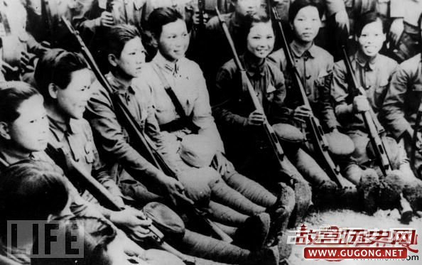 二战中手持步枪的中国女兵