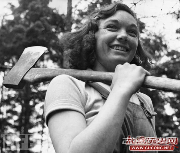 　女性参与到各种为战争提供后勤保障的生产中。她们当中有女伐木工