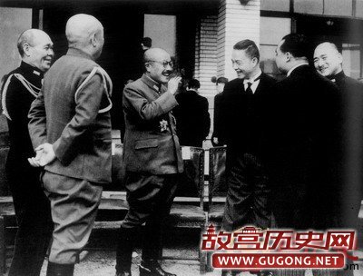 1942年汉奸汪精卫(右三)东京“朝觐”日本东条英机(左三)。
