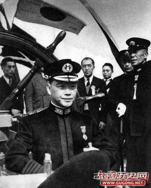 身穿海军“元帅”服的汪精卫，背后是日本的旗帜